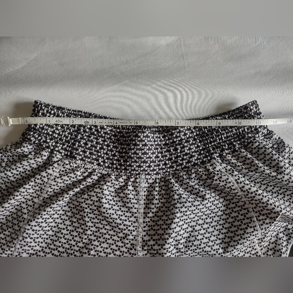Lululemon Run Hotty Hot Shorts II 2.5" In Monochromic White/Monochromic Black - Picture 12 of 13